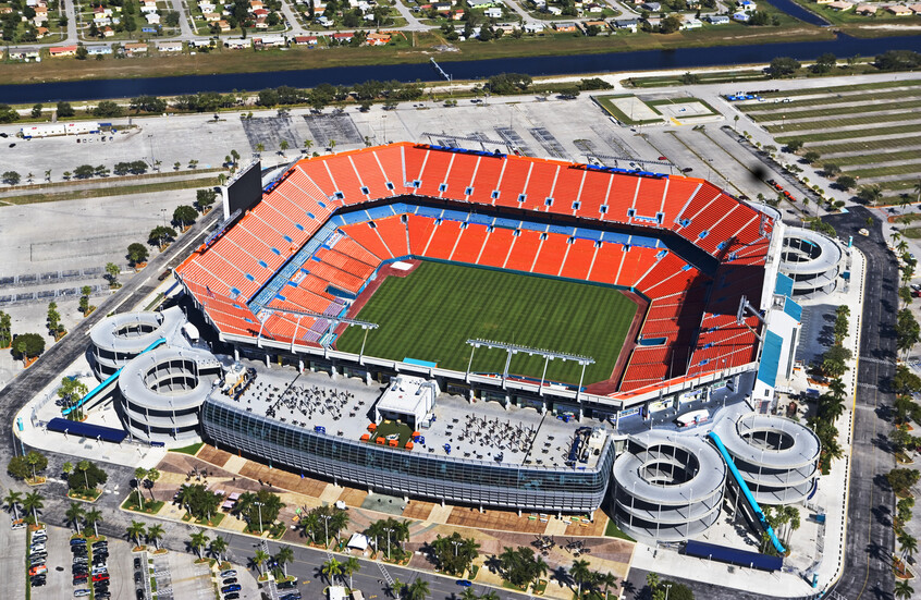 "جالسة على حجره".. الكاميرا تضع رياضيا أمريكيا شهيرا أمام موقف محرج (فيديو)