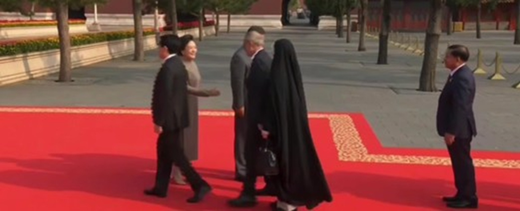 الرئيس الإيراني يتجنب مصافحة سيدة الصين الأولى