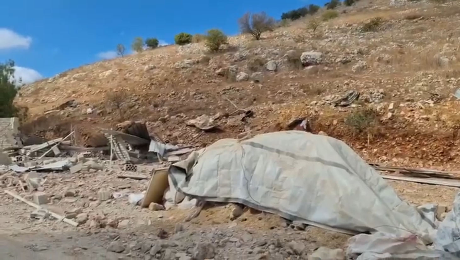 توغل إسرائيلي ونسف منزل على أطراف بلدة عيترون في جنوب لبنان (فيديو)