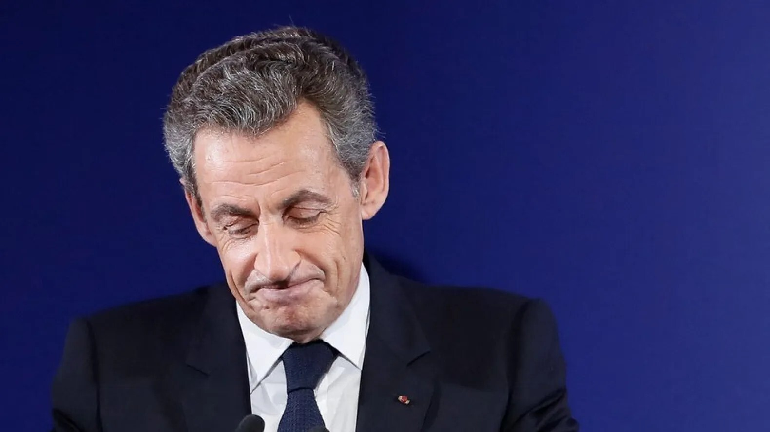 ساركوزي يشد على يد ماكرون ويشيد بتبون