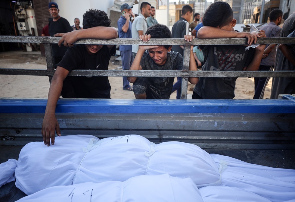 غزة: مقتل صحفي وعشرات الفلسطينيين في قصف إسرائيلي على القطاع