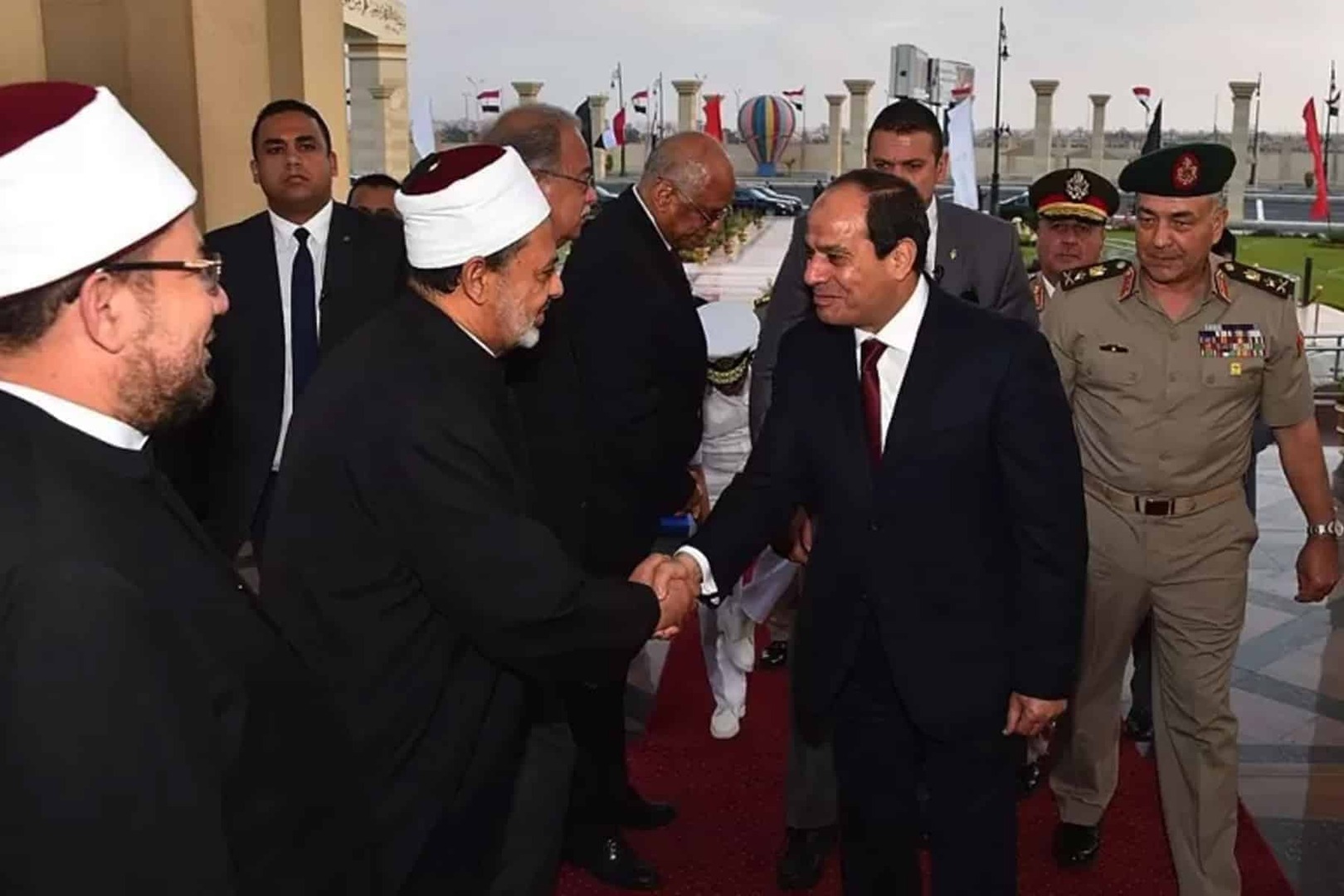 شيخ الأزهر أمام السيسي يذكر بحروب المسلمين في الماضي ويرفض مقارنتها بحروب عصرنا