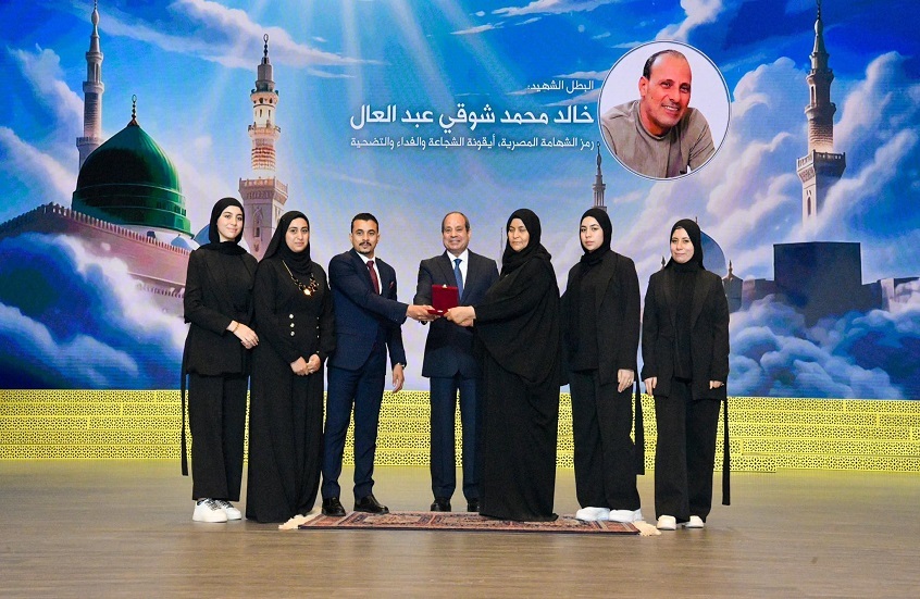 السيسي يكرم سائقا مصريا بوسام رفيع بسبب موقف بطولي