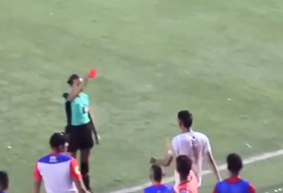 تصرف صادم للاعب بالدوري الكولومبي بعد إشهار الحكَمة بطاقة حمراء في وجهه (فيديو)