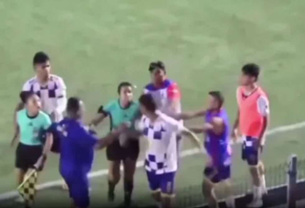الثمن كان قاسيا!.. أول قرار لنادي ريال أليانزا ضد لاعب صفع حكمة بعد بطاقة حمراء (فيديو)