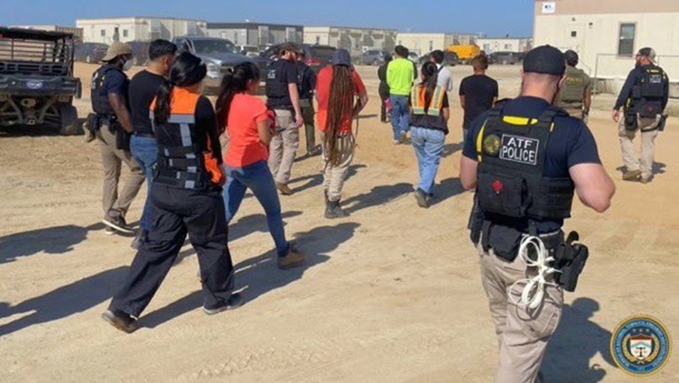 السلطات الأمريكية تعتقل مواطنين كوريين جنوبيين في مداهمة مصنع بطاريات بجورجيا