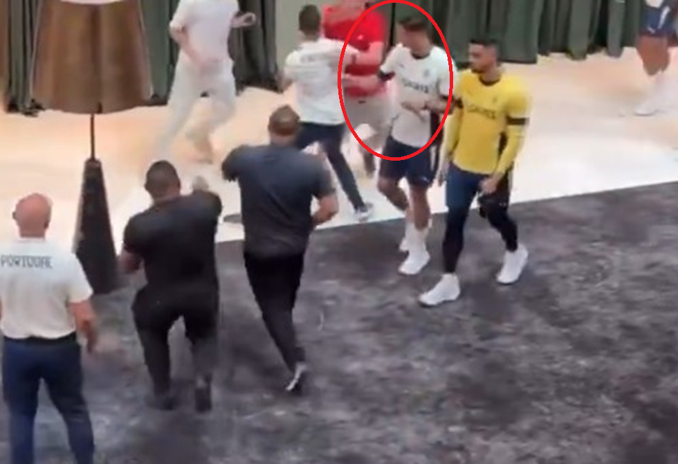رونالدو يشعل مواقع التواصل بتصرفه مع مشجع أرمني (فيديو)