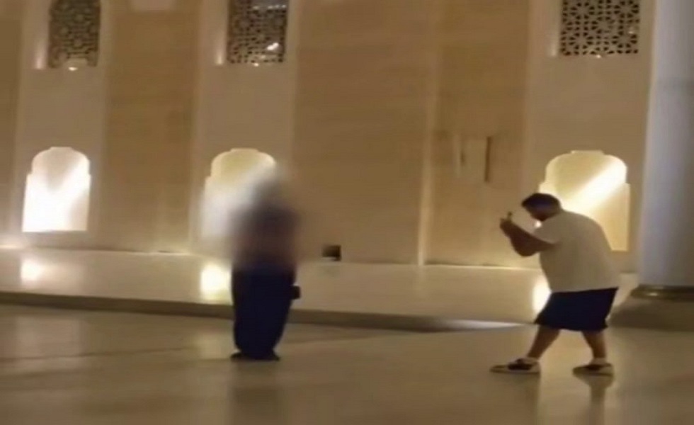 تركيا.. قبلة في مسجد تودي بسائحين روسيين إلى الاحتجاز (فيديو)