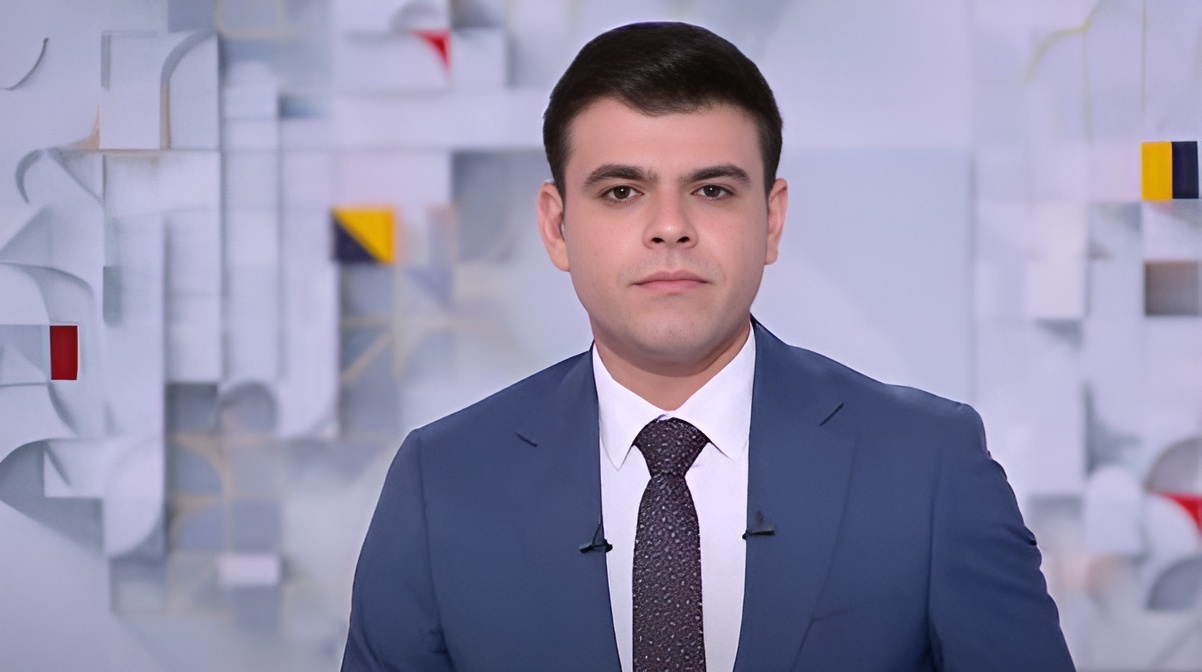 لحظة صادمة.. مذيع يفاجأ بتدمير منزله خلال تقديمه تغطية إخبارية
