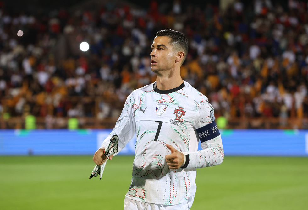 رد فعل طفل يقف بجانب رونالدو قبل مواجهة البرتغال وأرمينيا يثير تفاعلا واسعا (فيديو)