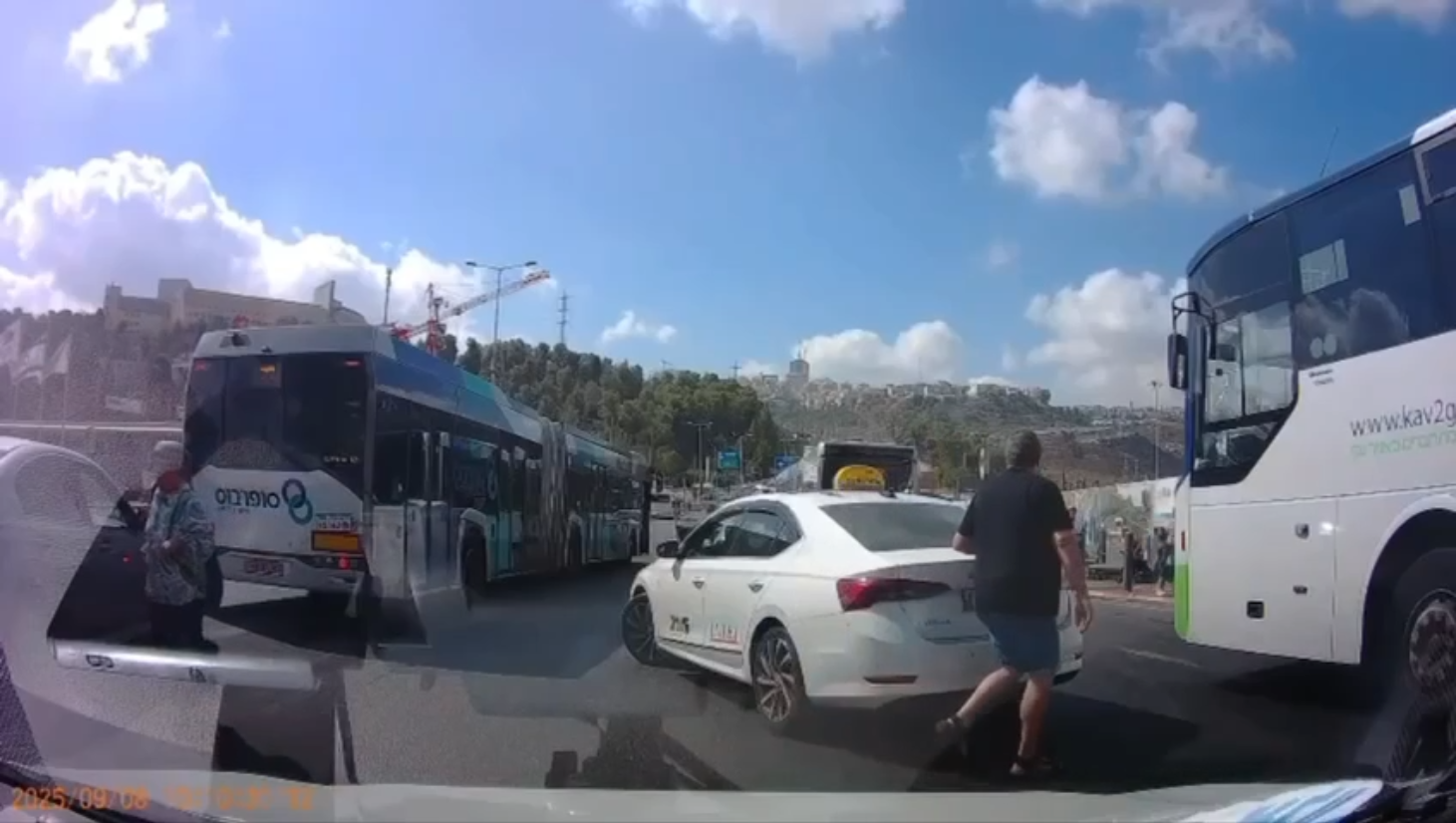 لحظة إطلاق نار في محطة حافلات عند تقاطع مزدحم شمال القدس