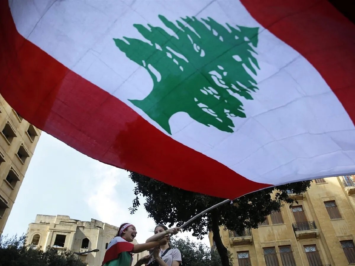 منشورات أمام منزله.. إعلامي لبناني شهير يتلقى تهديدات خطيرة بالخطف والتعذيب والتصفية الجسدية