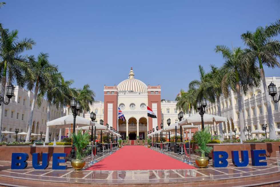 محذرة من إساءة استخدام اسمها.. الجامعة البريطانية تكذب فنانا مصريا