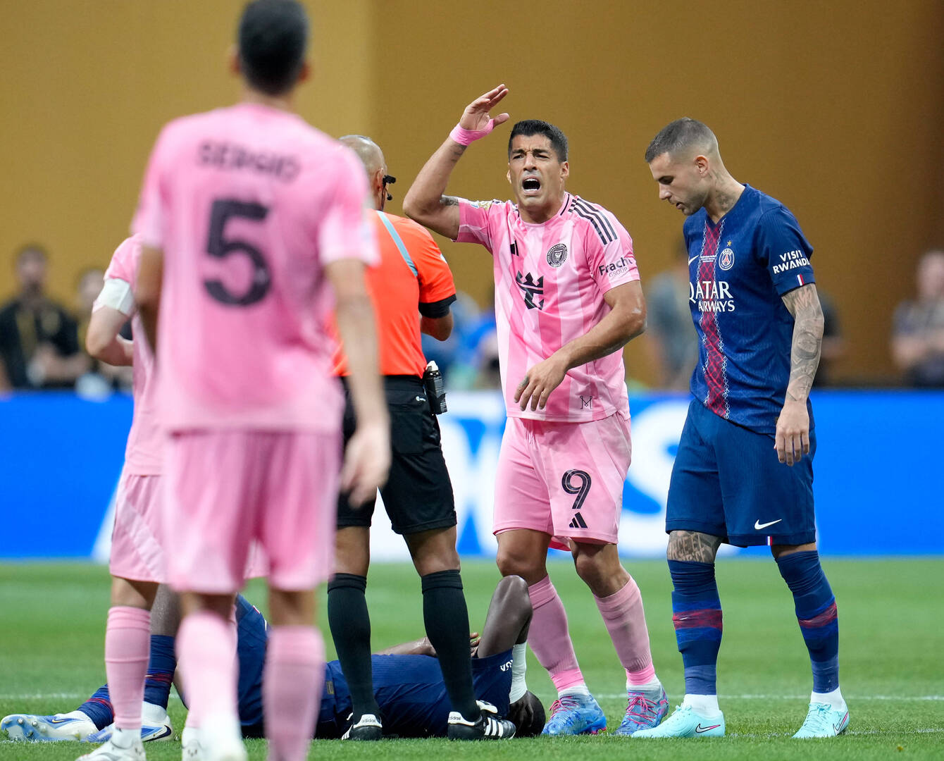 تداعيات فضيحة نهائي كأس الدوري الأمريكي تتواصل.. إيقاف لويس سواريز ومدرب سياتل
