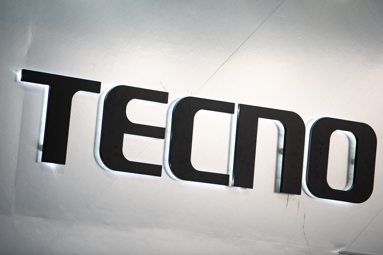 Tecno تتحدى سامسونغ بهاتف نحيف متطور