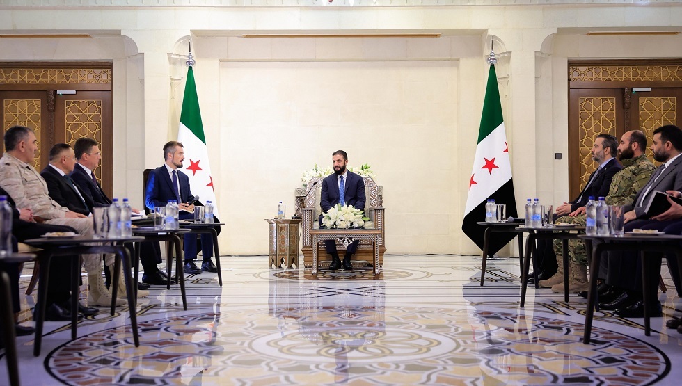 الشرع يستقبل وفدا روسيا رفيع المستوى في قصر الشعب بدمشق (صور)