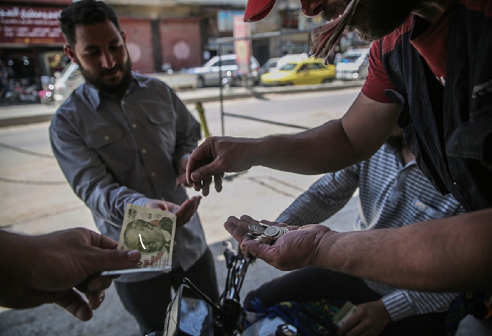 خبراء: تراجع حاد في سعر صرف الليرة مع إقبال السوريين على الدولار بعد قرار تبديل العملة