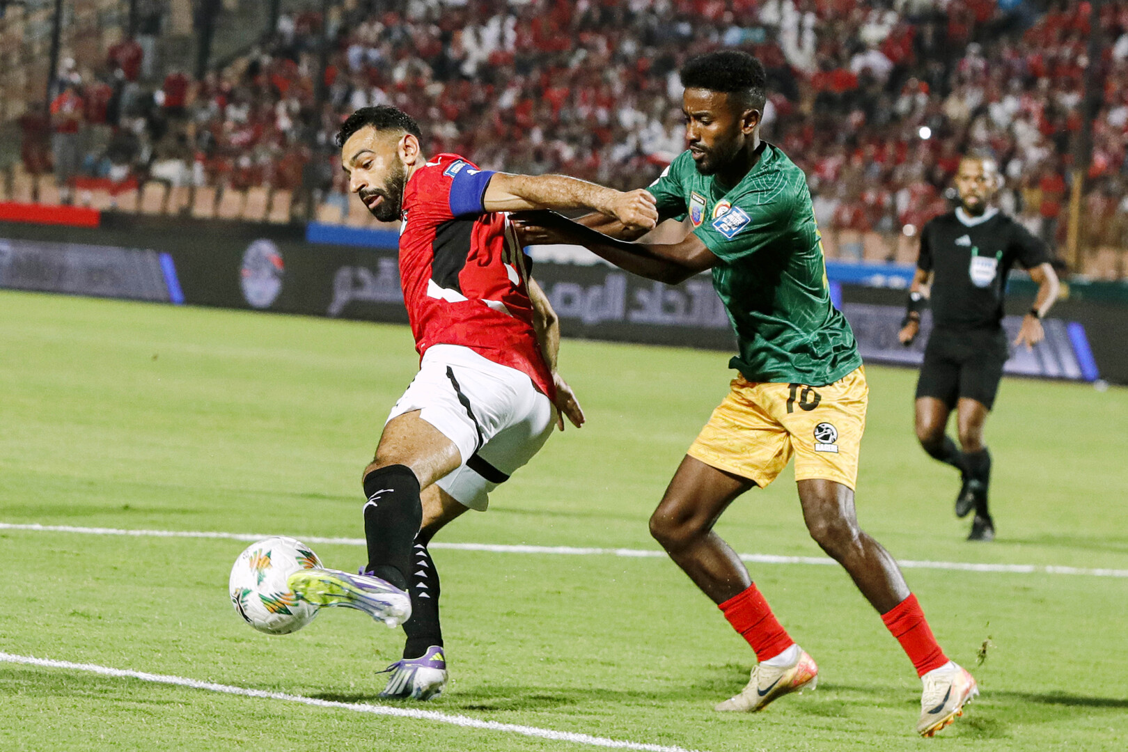 منتخب بوركينا فاسو يفاجئ محمد صلاح بهدية خاصة بعد مباراة التصفيات (فيديو)