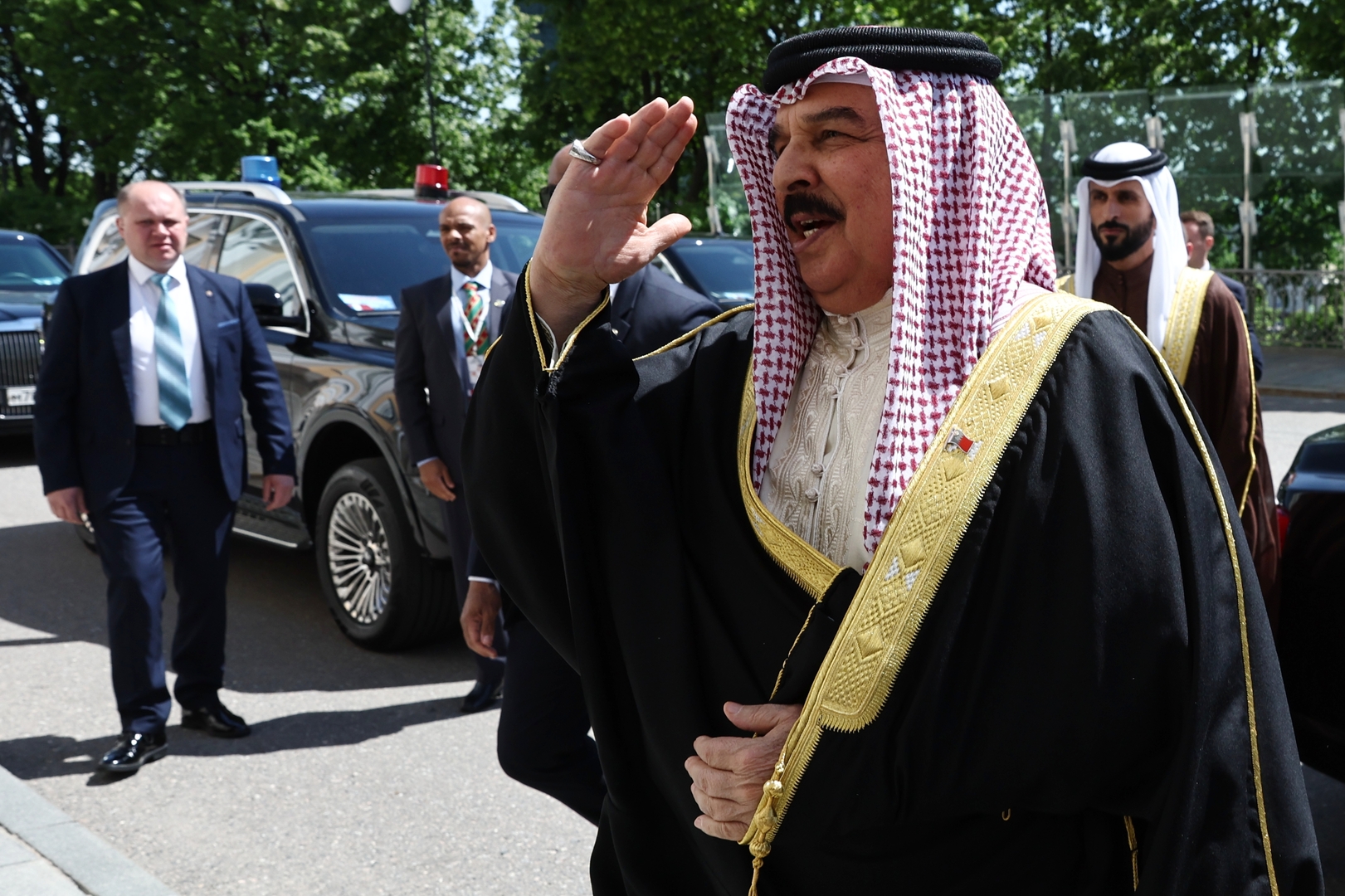 ملك البحرين يقود "أوروس" أهداها له بوتين (فيديو)
