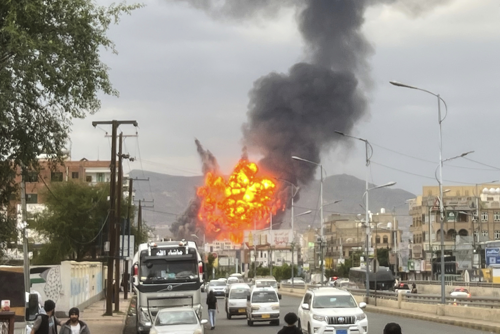 اليمن.. مقتل 35 شخصا وإصابة 131 آخرين في الغارات الإسرائيلية على صنعاء والجوف