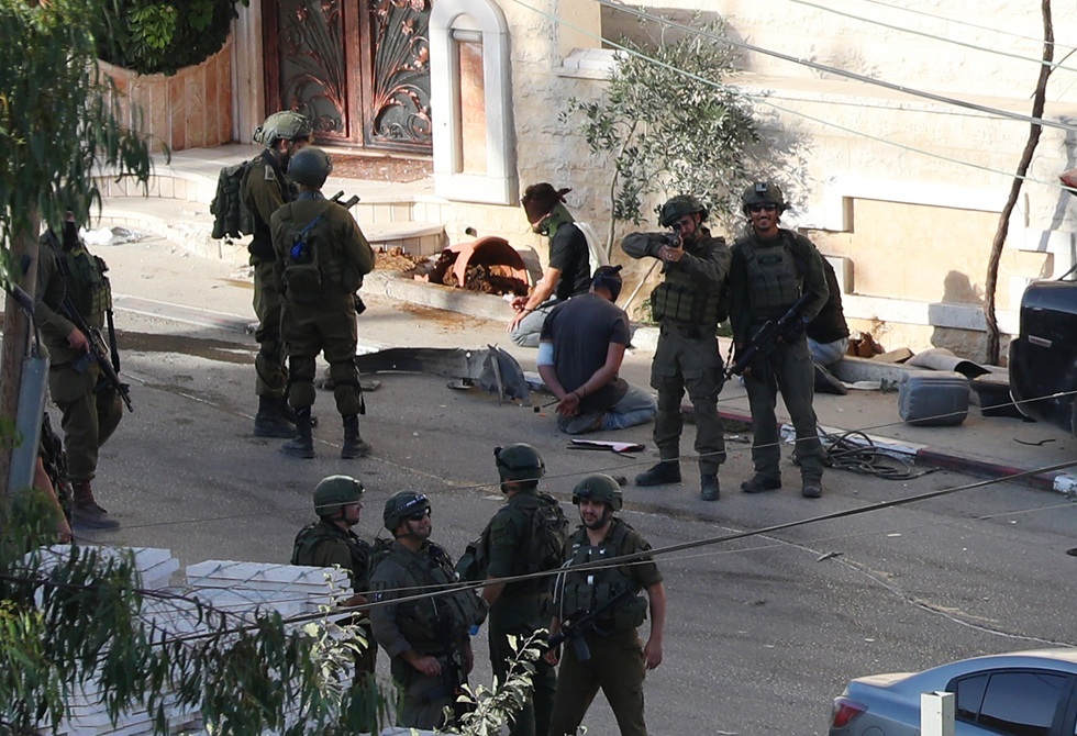 القوات الإسرائيلية تعتقل 30 فلسطينيا في الضفة والقدس