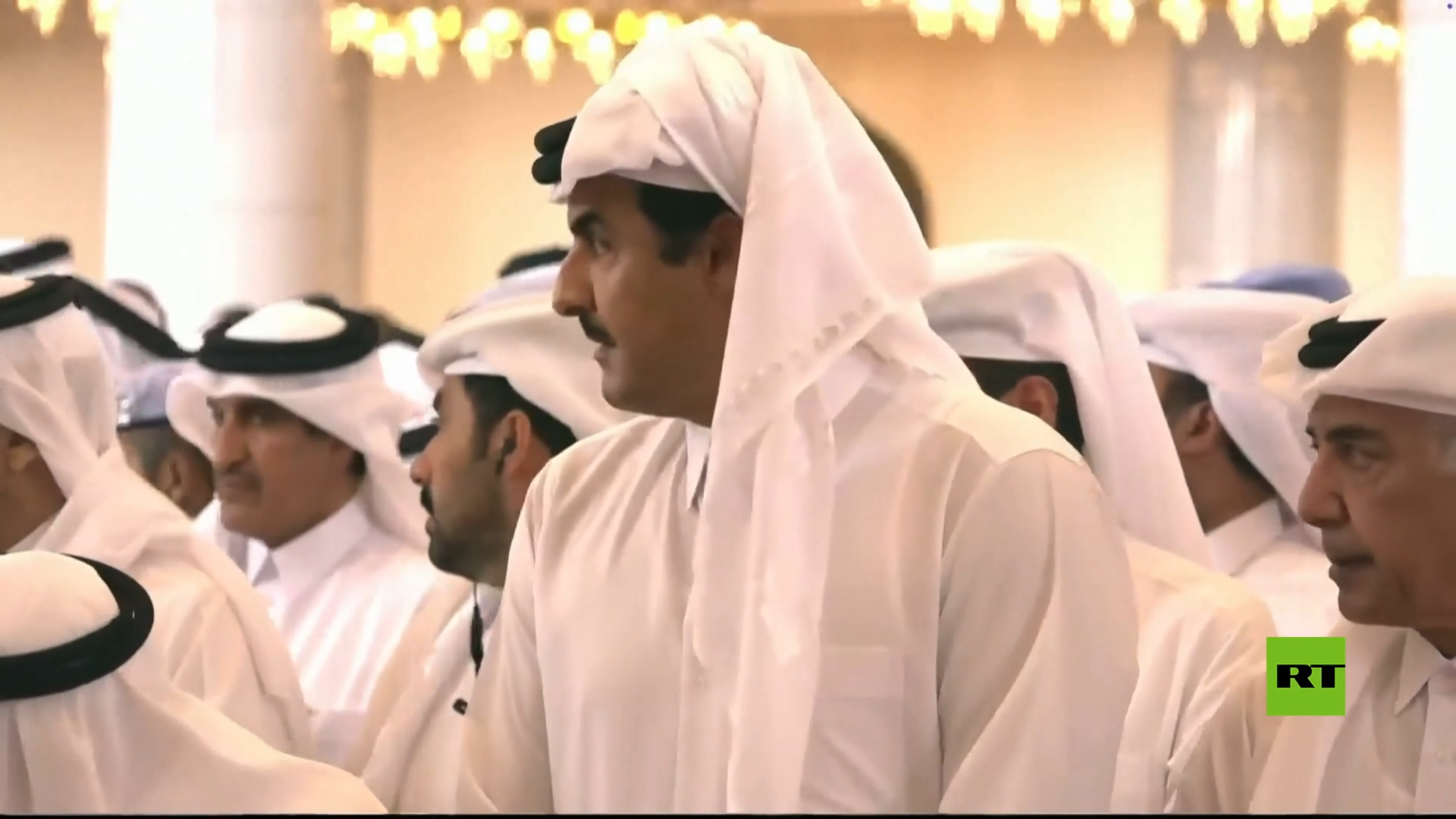 أمير قطر يؤدي صلاة الجنازة على ضحايا الهجوم الإسرائيلي بالدوحة