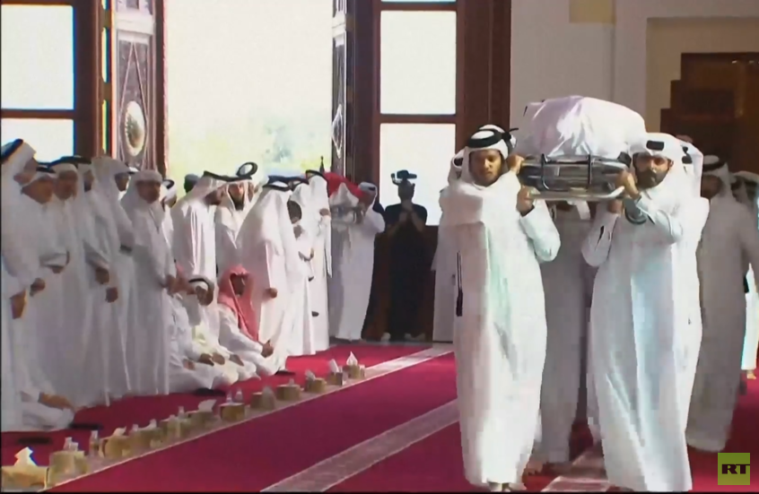 أمير قطر يشارك في تشييع ضحايا العدوان الإسرائيلي على الدوحة (صور)