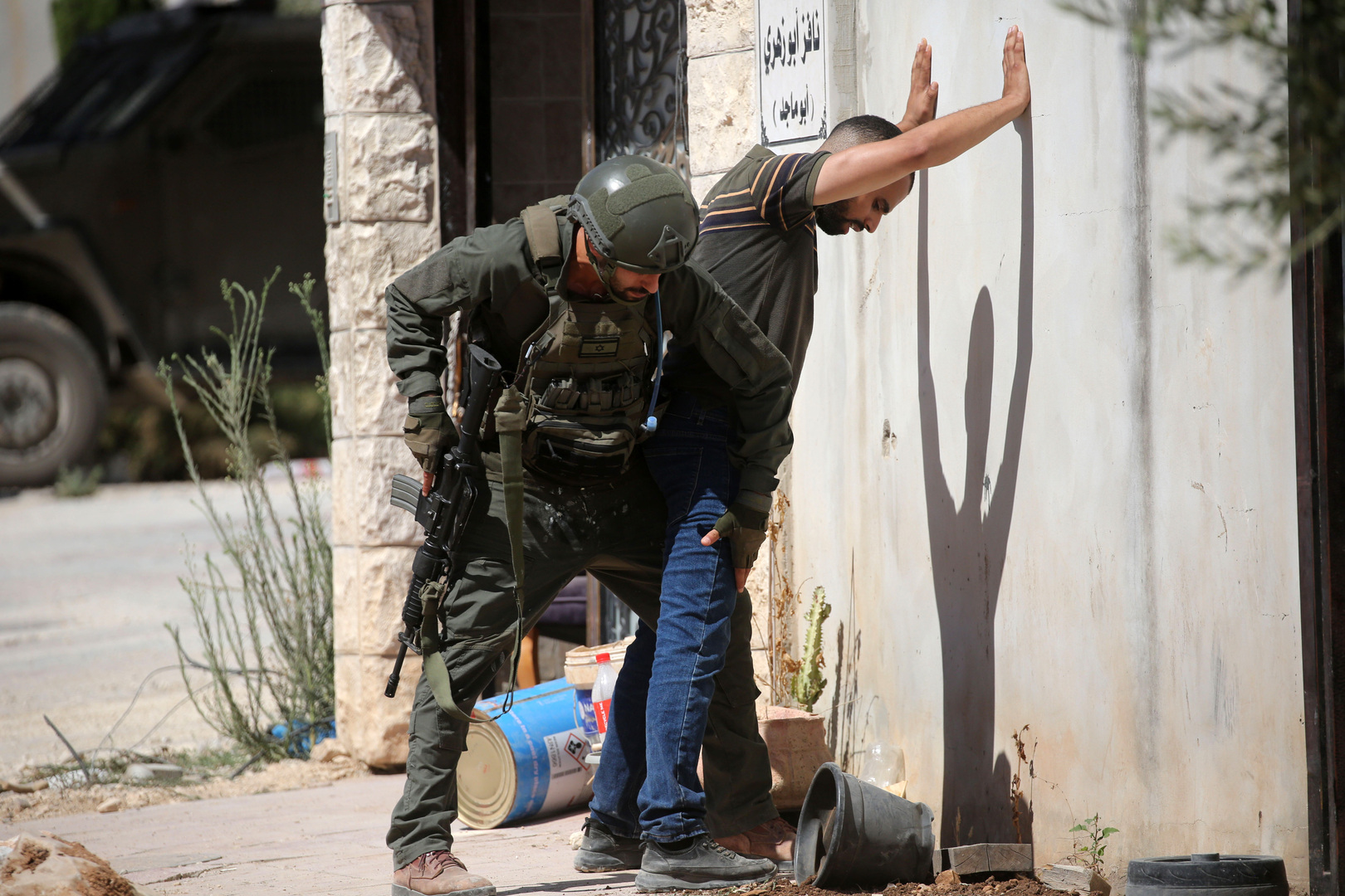 في مشهد غير إنساني.. الجيش الإسرائيلي يعتقل عشرات الفلسطينيين في طولكرم (فيديو)