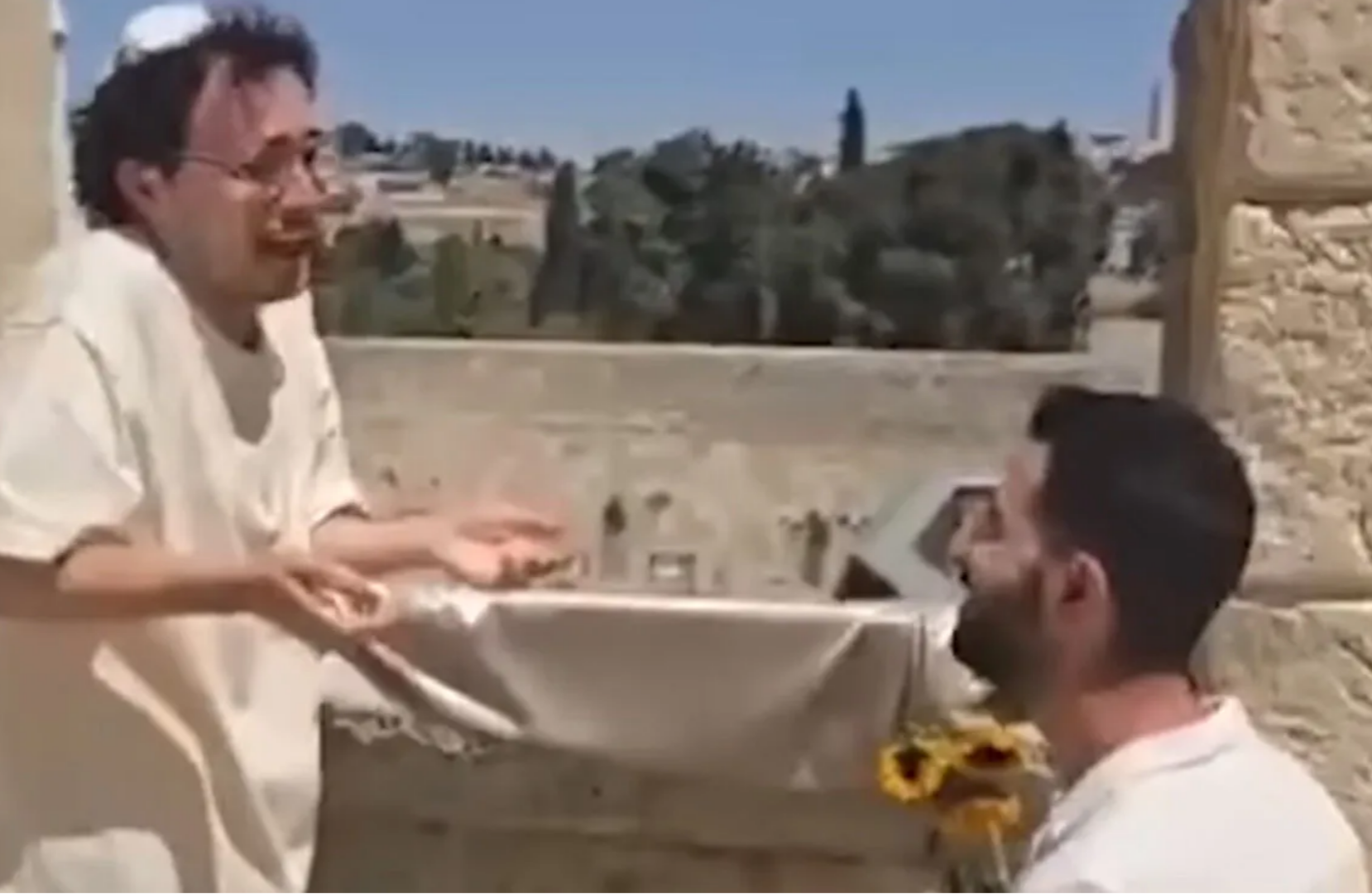 عرض زواج بين منتج موسيقي شهير وشاب يهودي عند جدار الأقصى يثير غضبا (فيديو)