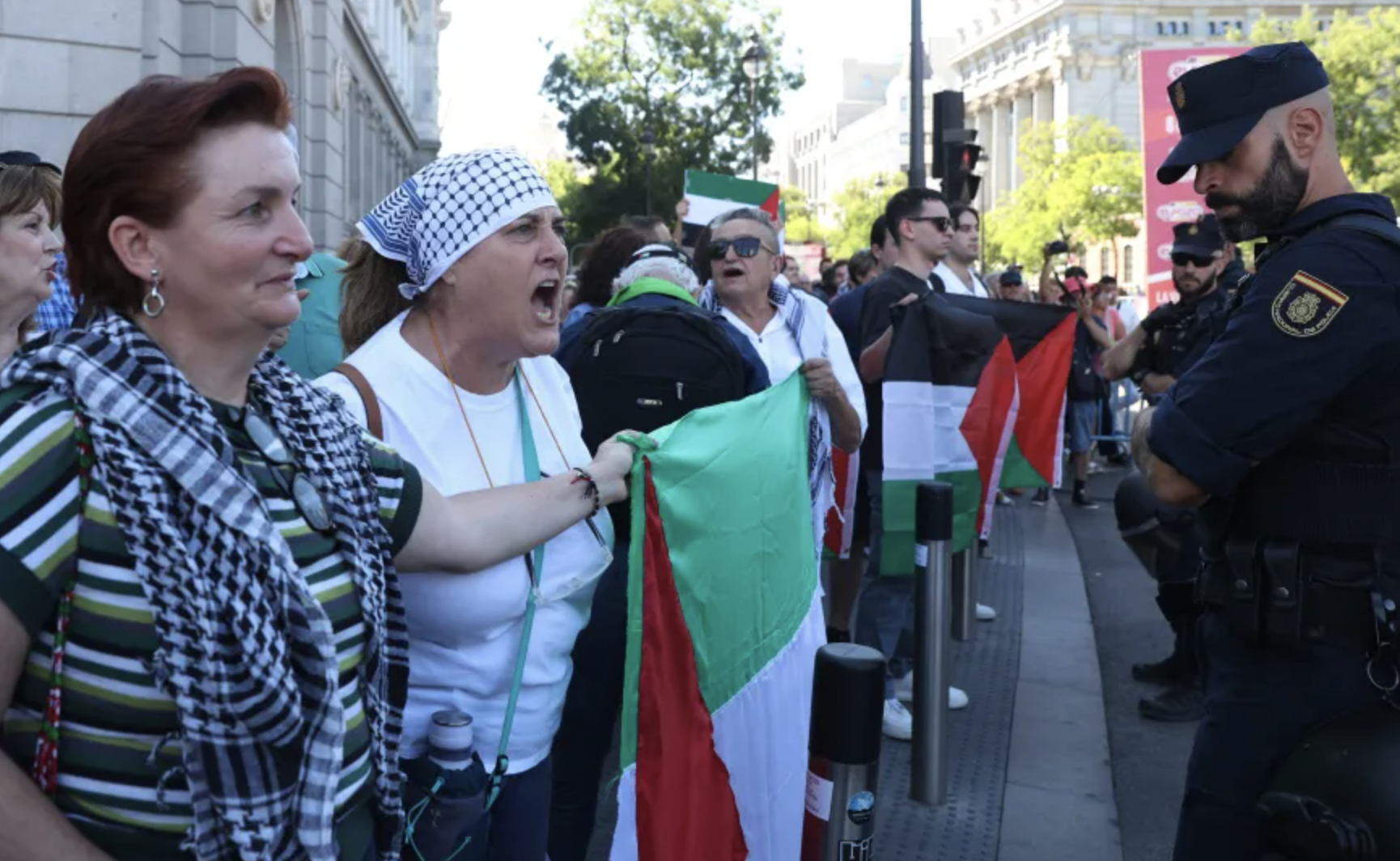 رئيس وزراء إسبانيا يشيد بالمتظاهرين المؤيدين لفلسطين رغم تأثيرهم على سباق الدراجات
