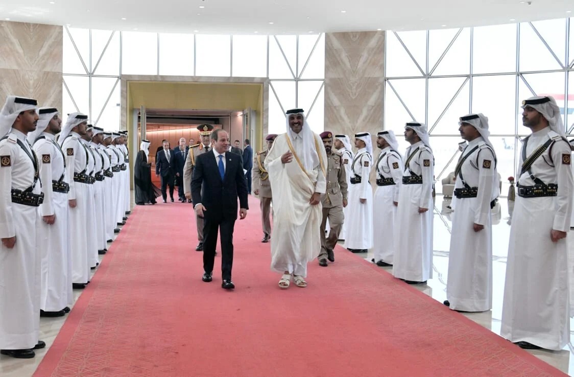 السيسي في الدوحة.. و"الإخوان" يغيّرون نبرتهم: هل هي مراجعة أم تكتيك؟