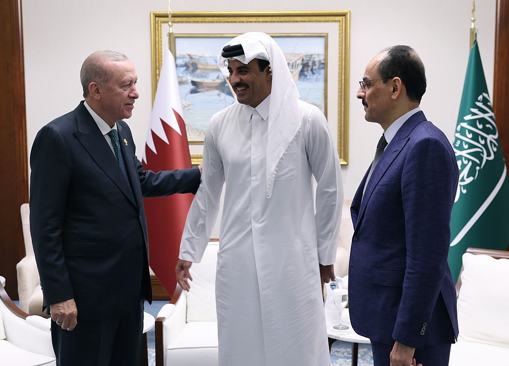 "أحسن الرفيق".. أردوغان يقدم هدية إلى أمير قطر (فيديو)