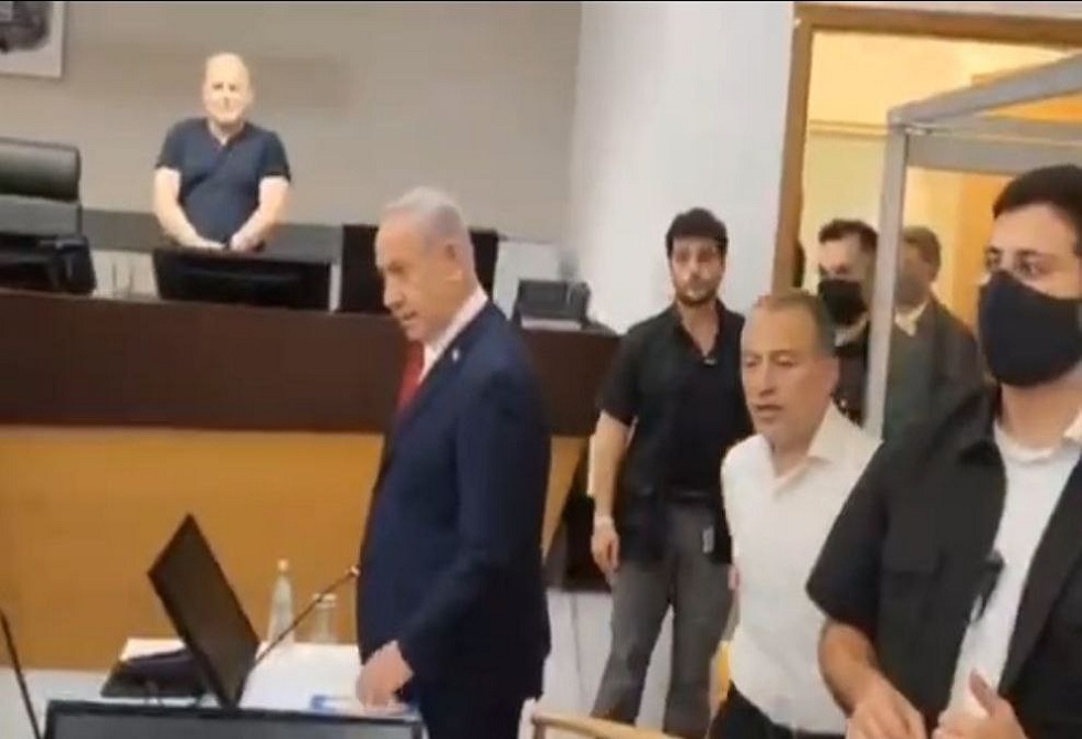 شاهد رد فعل نتنياهو على سؤال محرج وجه له في المحكمة