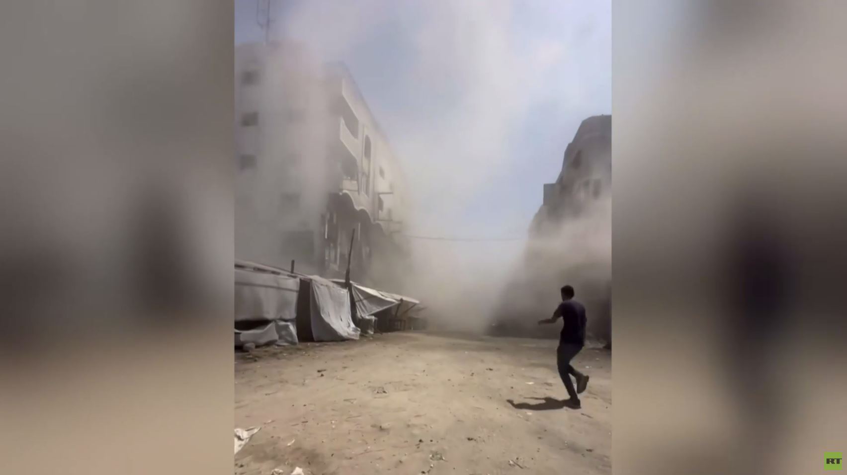 اللحظات الأولى لاستهداف القوات الإسرائيلية مجموعة من الفلسطينيين بالقرب من مجمع الشفاء الطبي
