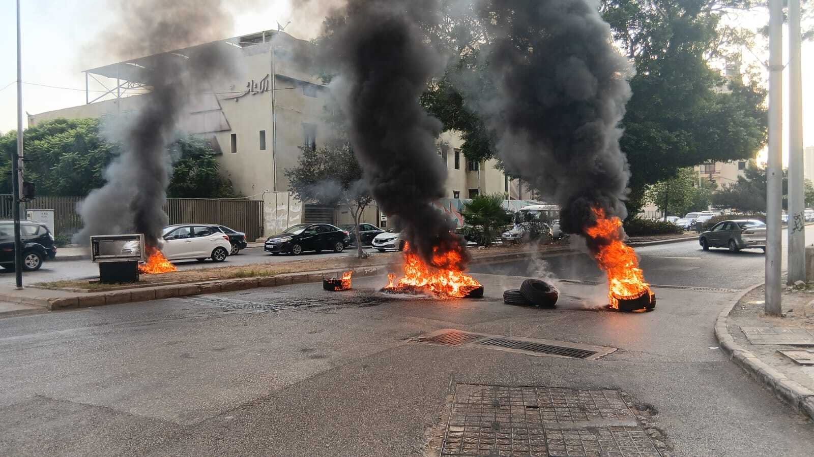 لبنان.. عسكريون متقاعدون يقطعون الطرقات مطالبين بتصحيح الأجور