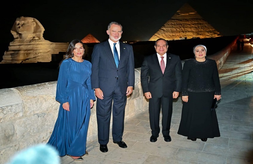 مصر.. السيسي يصطحب ملك إسبانيا وزوجته في جولة بمنطقة الأهرامات التاريخية