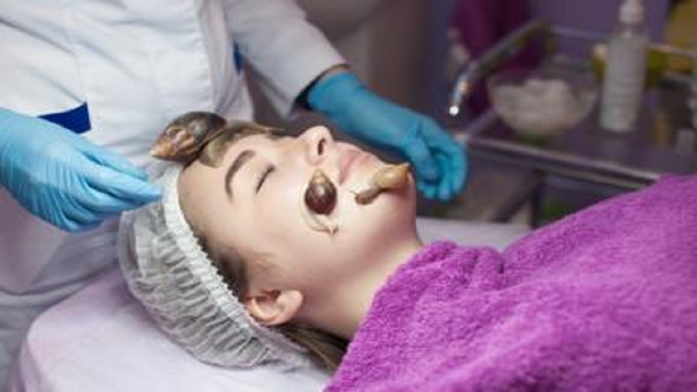 "العلاج بالقواقع" في صالونات التجميل.. بين الفوائد المحتملة والمخاطر الصحية