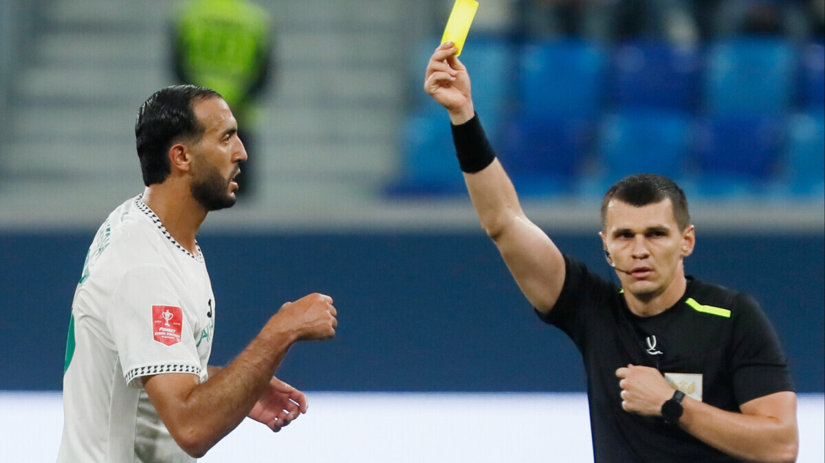لاعب عربي بالدوري الروسي يقع في موقف محرج بعد إهداء قميصه لمشجع