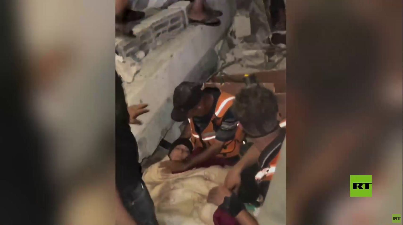 غزة.. انتشال المصابين في حي الشيخ رضوان نتيجة القصف الإسرائيلي
