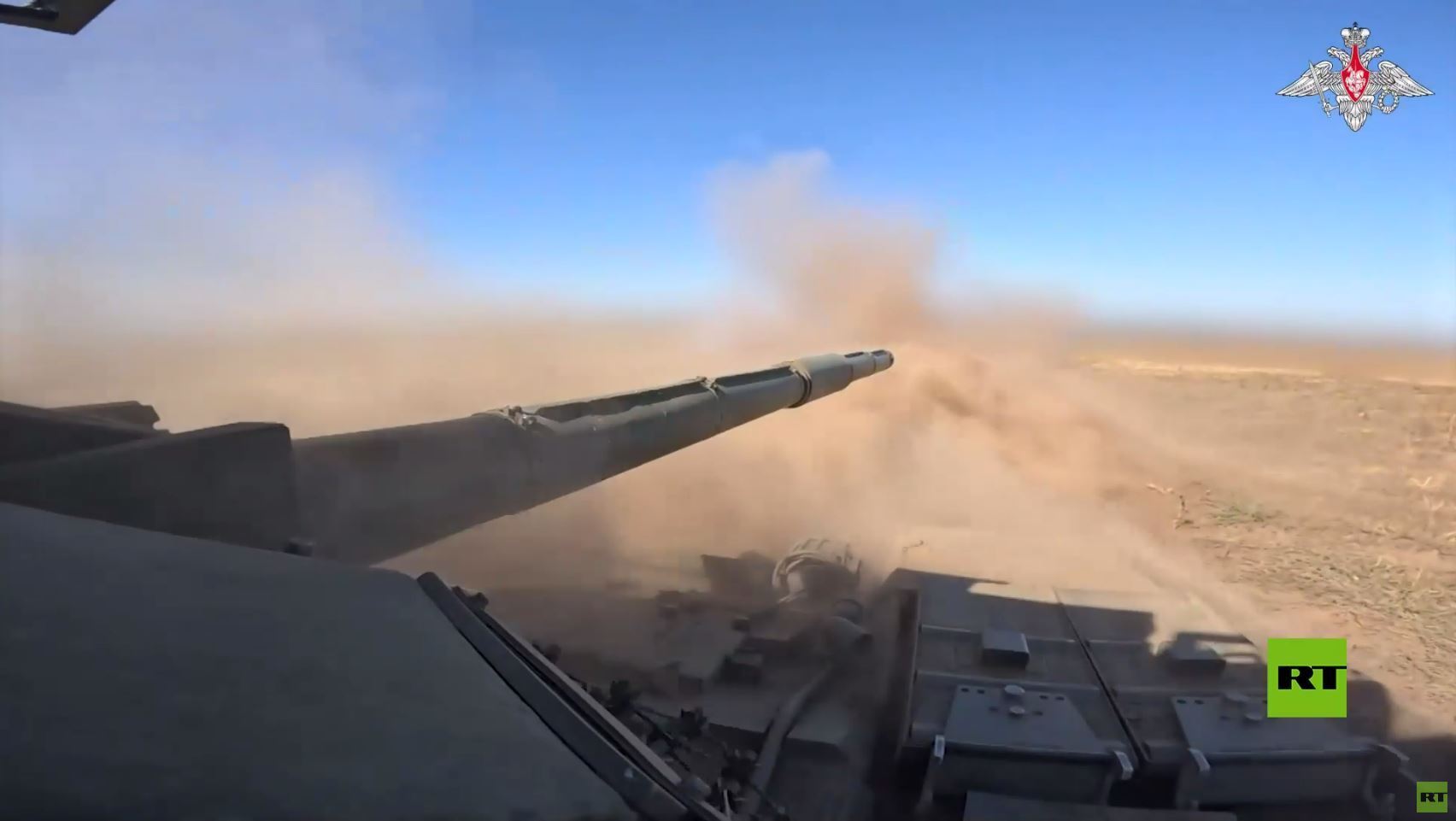 جمهورية لوغانسك.. دبابات "T-72B3M" الروسية تدك تحصينات ومواقع مموهة للعدو