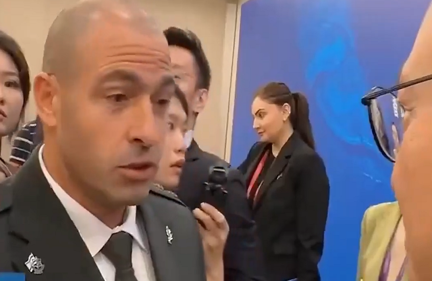 عميد جامعة صينية يوبخ ضابطا إسرائيليا وجها لوجه.. كيف وأين ولماذا؟ (فيديو)