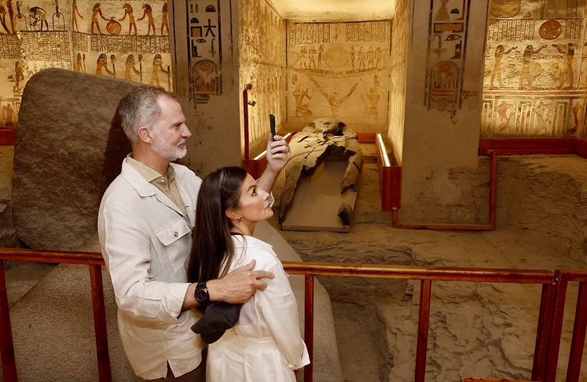 مصر.. ملك إسبانيا يترك رسالة مؤثرة بخط يده بعد رحلة سياحية