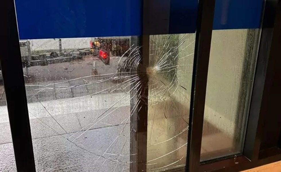 إعلام عبري: اعتقال شخص حاول اقتحام مبنى السفارة الإسرائيلية في لاهاي وإضرام النار فيها