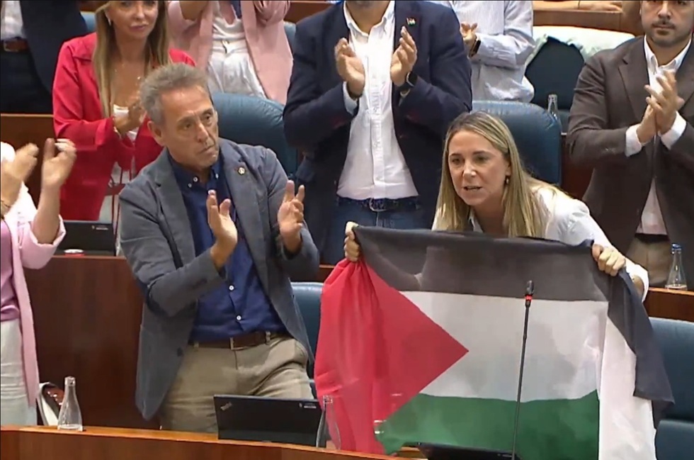 "رافعة علم فلسطين".. نائبة إسبانية توبخ رئيسة إقليم مدريد وتعطيها درسا في الانسانية والتاريخ (فيديو)
