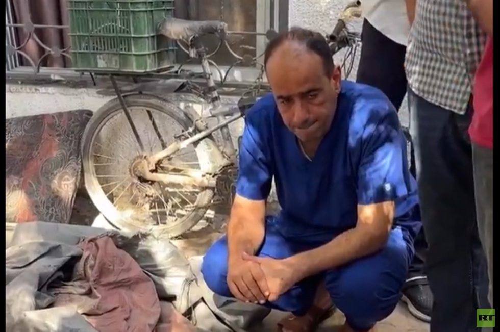 مأساة ومشهد لا يوصف.. مدير مستشفى غزة يستقبل جثامين شقيقه وأقاربه أثناء تأدية عمله