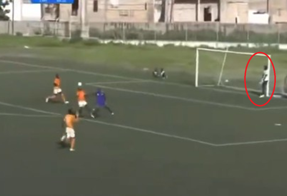 بعد أن استنفد المدرب كل تبديلاته.. حارس سنغالي يقاطع المباراة فجأة لسبب غريب (فيديو)