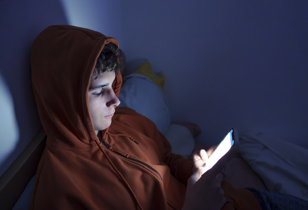 السهر والإدمان الرقمي: ما الرابط الخفي بينهما؟