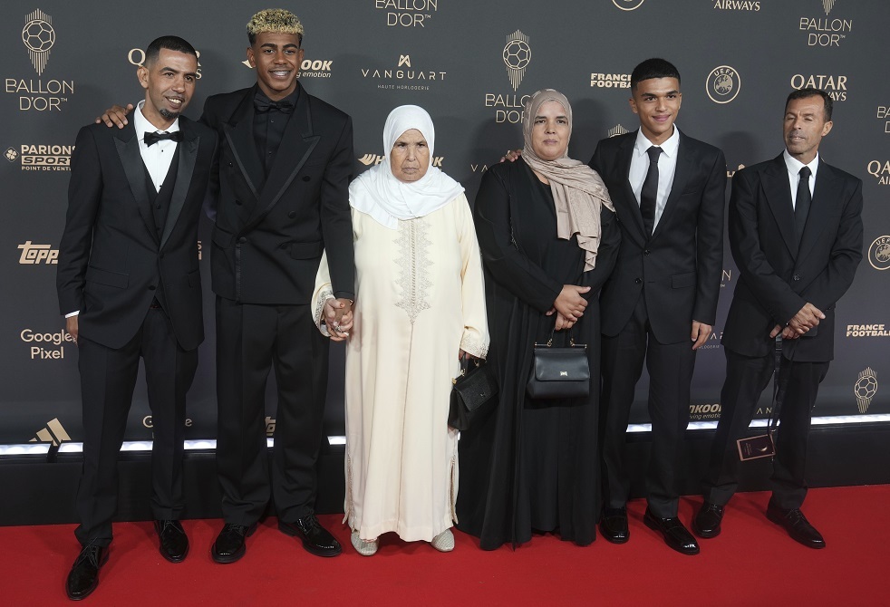 شاهد.. وصول لامين جمال إلى حفل الكرة الذهبية رفقة عائلته