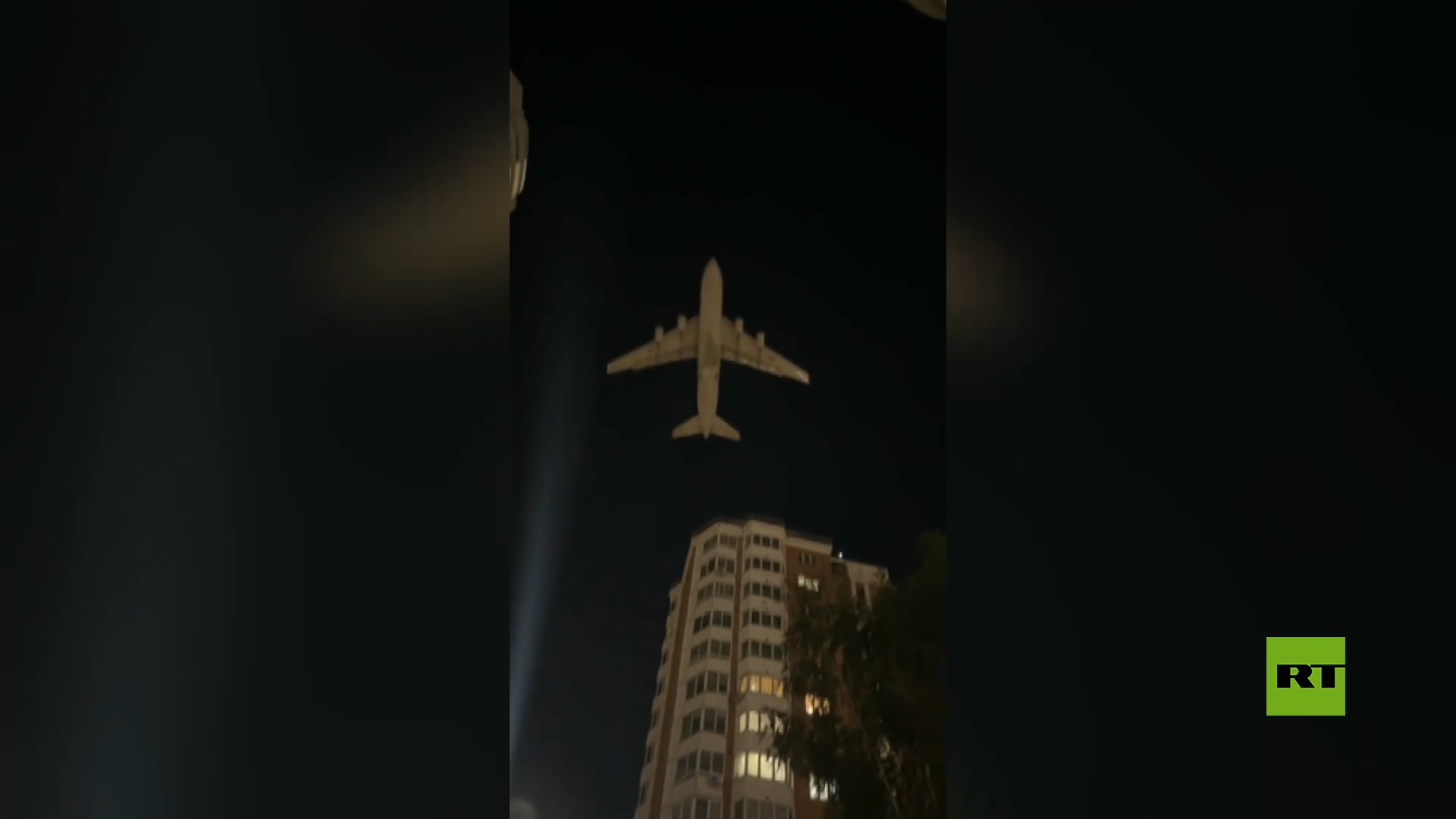 شاهد.. طائرة تحلق على ارتفاع منخفض جدا فوق المباني السكنية في مقاطعة موسكو