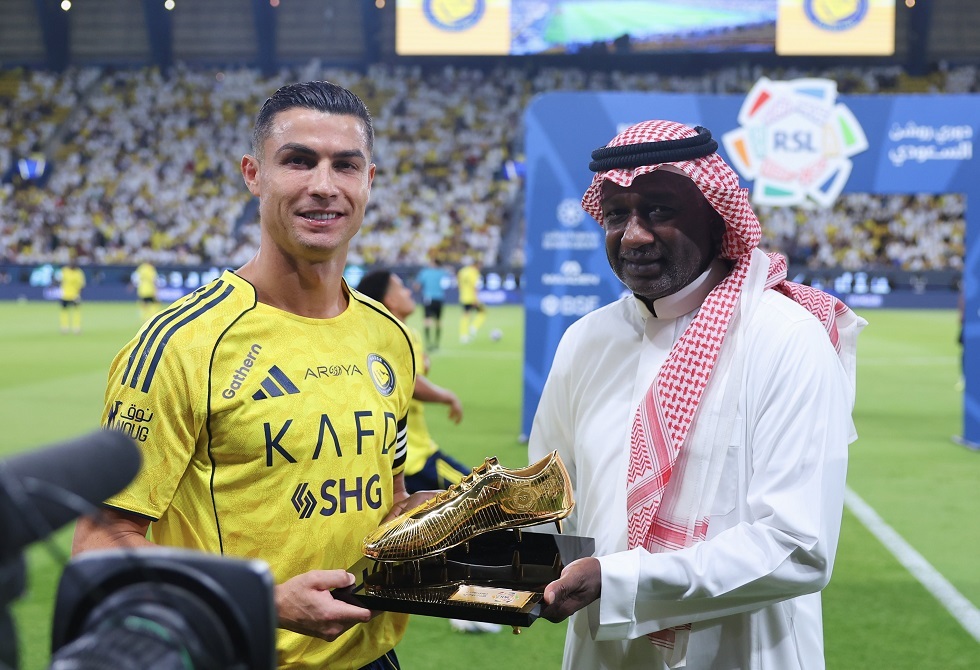 بالزي السعودي.. رونالدو يوجه نصيحة ورسالة تهنئة بمناسبة عيد المملكة (فيديو)
